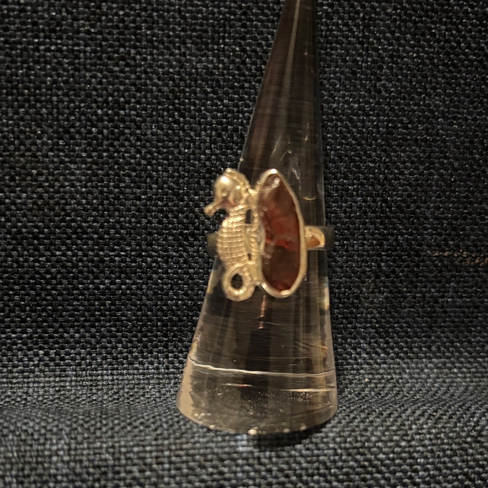 Sterling silver raw garnet and seahorse ring   Size7. New